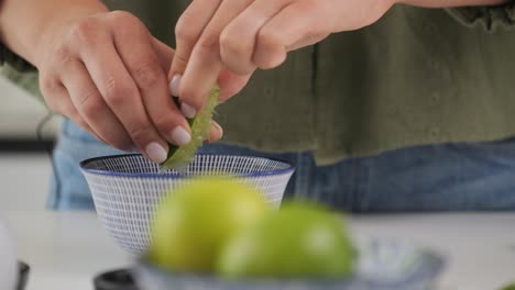 Close-up-squeezing-fresh-lime-juice-by-hand