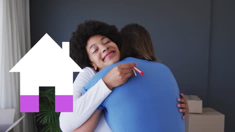 animación del icono de la casa llenando de rosa, sobre una pareja feliz con las llaves de la casa abrazándose