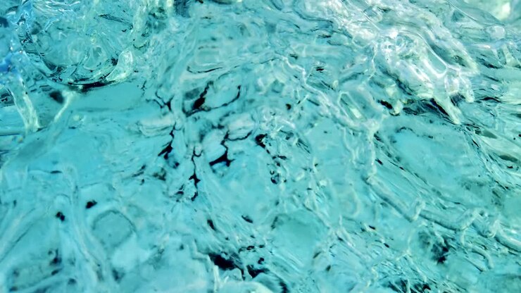 Il ghiaccio azzurro e trasparente che si può trovare sulla spiaggia dei Diamanti a Jökulsárlón in Islanda.