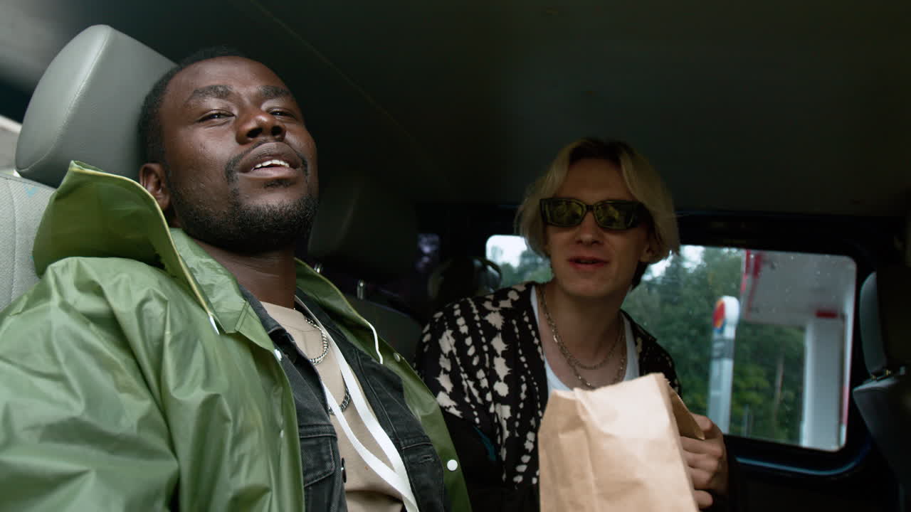 hombres en una furgoneta