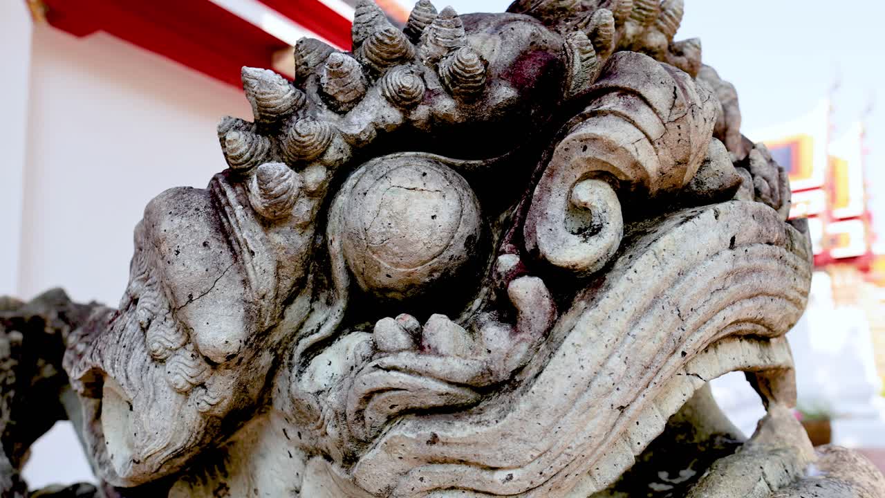 primer plano de los detalles intrincados de la estatua de piedra