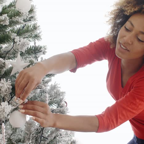 Hübsche-Junge-Frau,-Die-Einen-Weihnachtsbaum-Schmückt