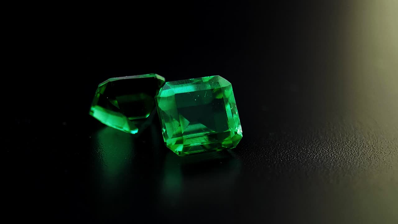 에메랄드 크리스탈은 보석을위한 천연 보석입니다.