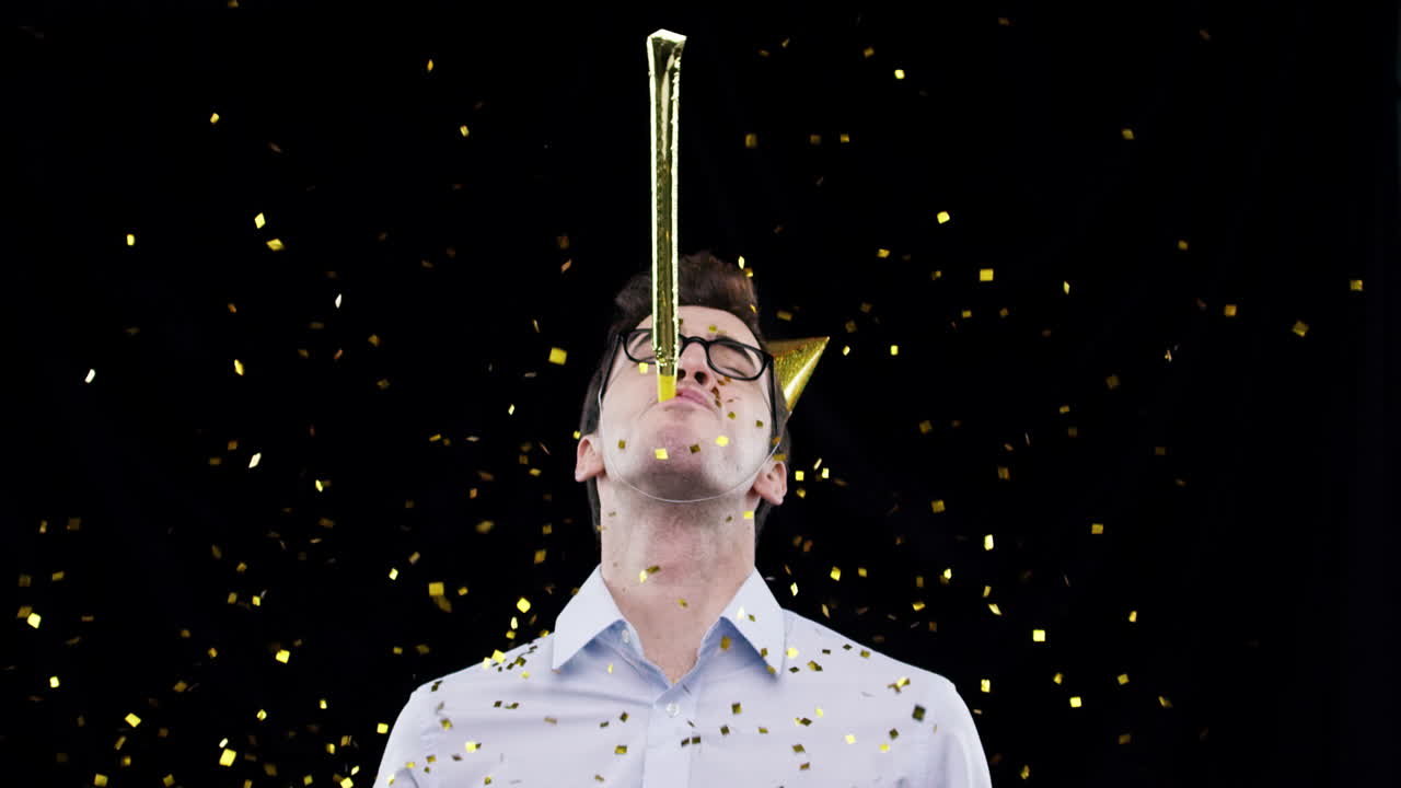 파티 모자와 콘페티로 축하하는 남자