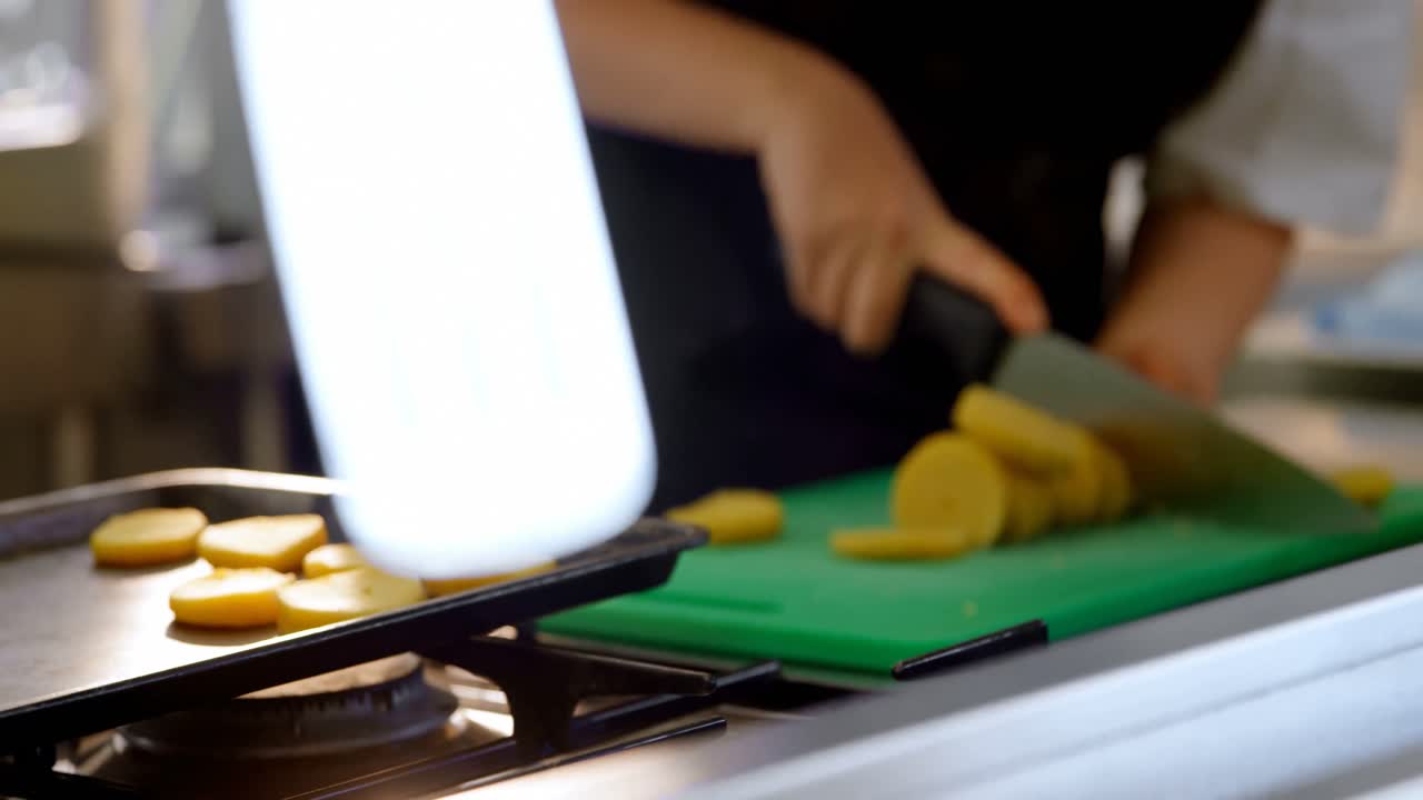 cocinera trabajando en la cocina 4k