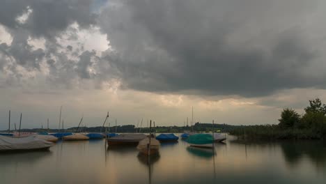 las nubes oscuras se mueven sobre un lago