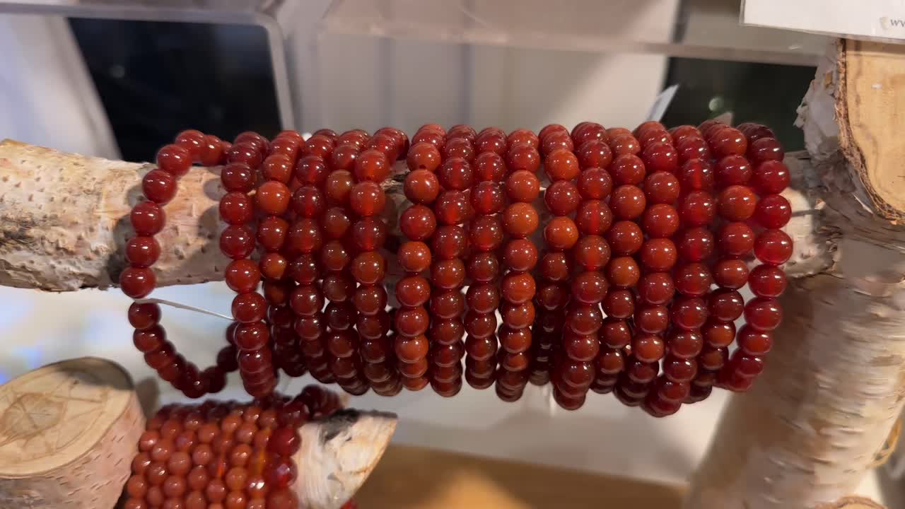 치유 에너지를 위한 바위와 크리스탈 가게에서 판매되는 카넬리안 팔