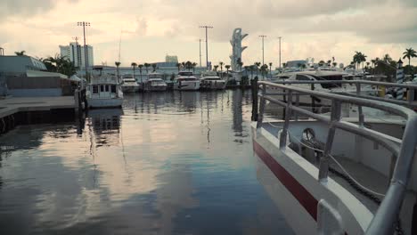 ausflugsboot an bord auf dem florida intercoastal waterway in fort lauderdale