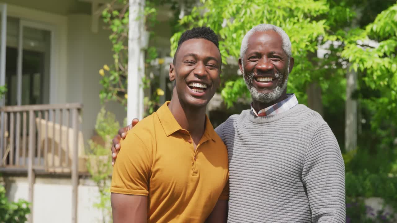 가족 들 이 함께 정원 에서 시간 을 보내는 것