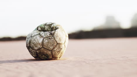 pelota de fútbol vintage en la arena