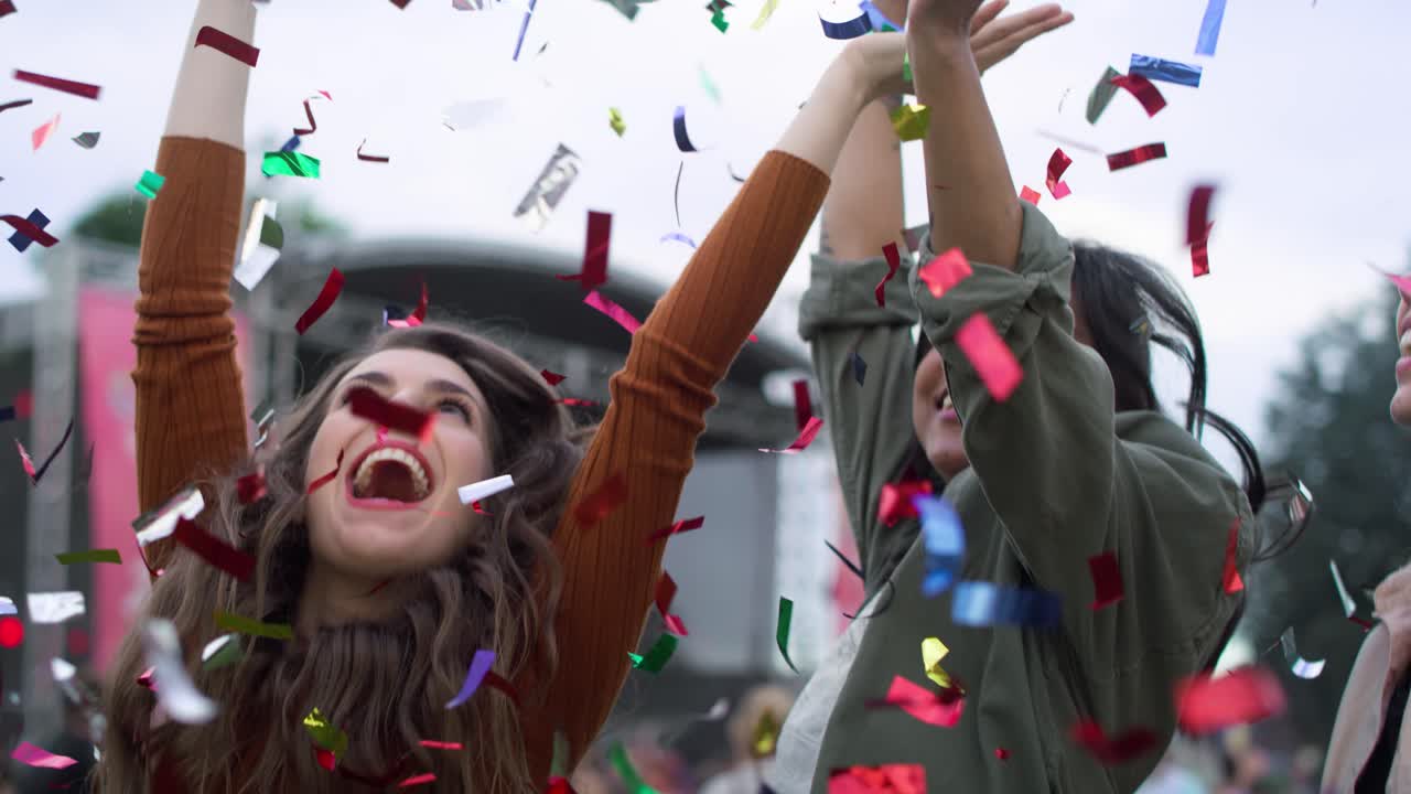 음악 페스티벌에서 춤을 추는 친구들의 그룹.