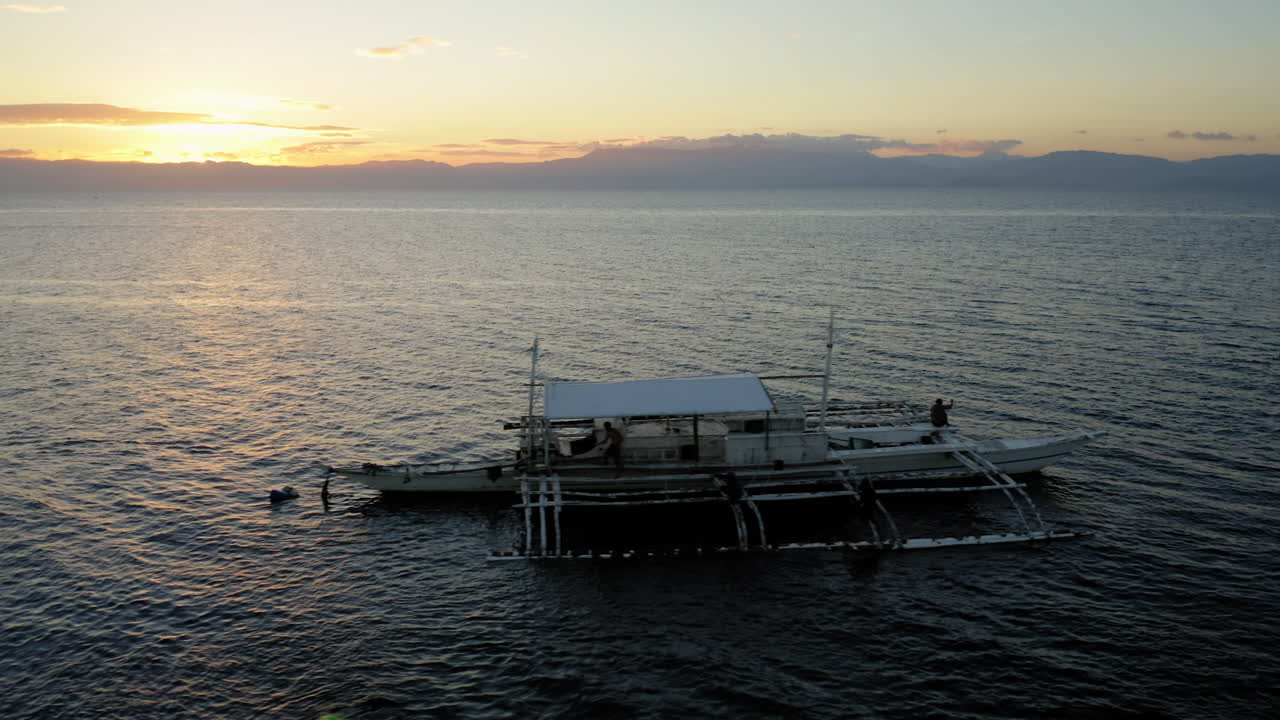 vista aérea de un barco araña en la playa de moalboal al atardecer, cebu, filipinas