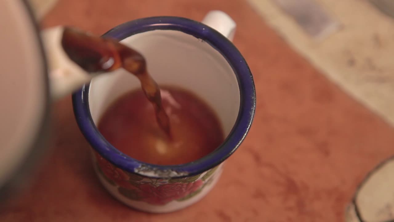 llenar una taza de café caliente