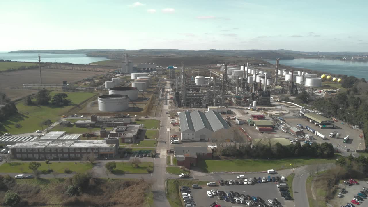 una refinería de petróleo costera