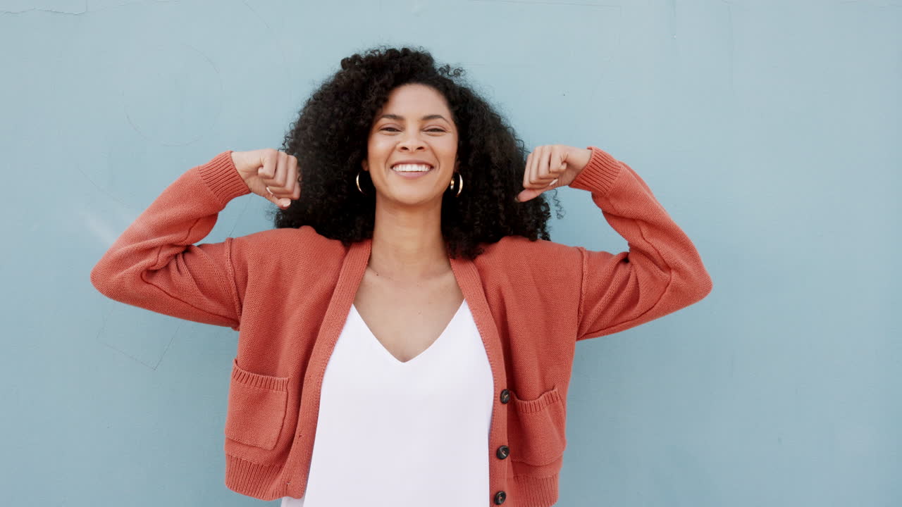 mujer negra musculosa y divertida
