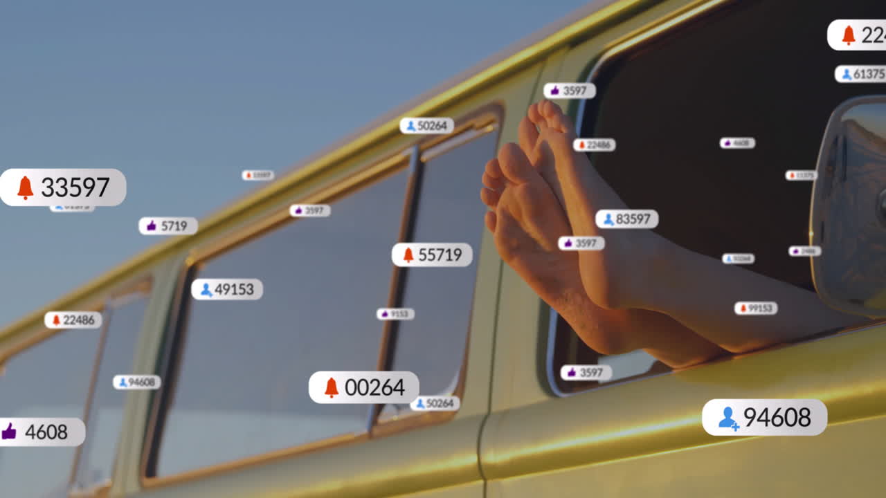 pies que sobresalen de la ventana del coche con notificaciones de las redes sociales animación