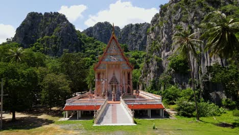 Una-Toma-Aérea-Hacia-Este-Magnífico-Templo-Budista-Entre-Montañas-De-Piedra-Caliza