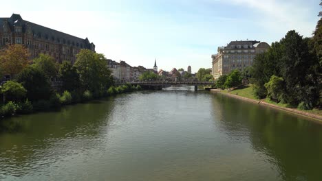 built at the end of the 19th century and renovated in 2007, the pont d’auvergne spans the river ill between place de l’université and avenue de la libert?