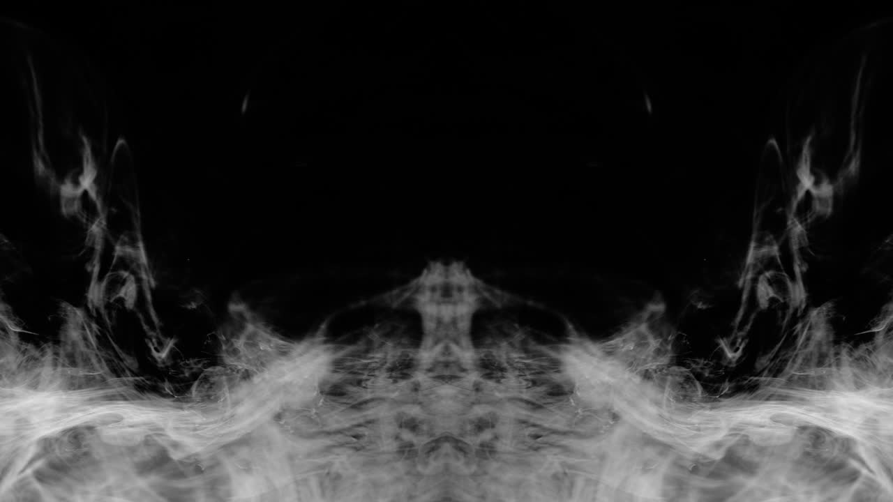 Close-up van gespiegelde, ijle rook die langzaam naar de zijkanten van het beeld zweeft en interessante patronen vormt tijdens de beweging.