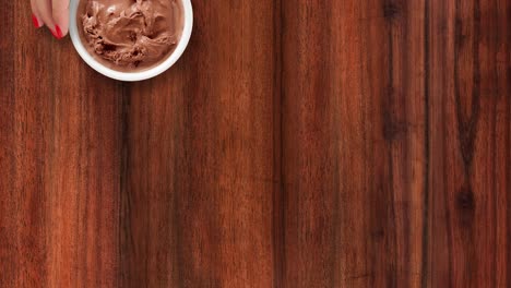 ofreciendo helado de chocolate