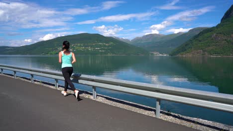 mujer corriendo al aire libre