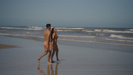 Cute-couple-walking-towards-the-sea