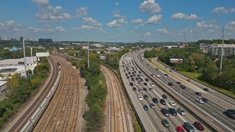 vista aérea del centro de la ciudad de atlanta autopista paralela a la estación de tren, tráfico de atlanta, georgia, ee.uu.