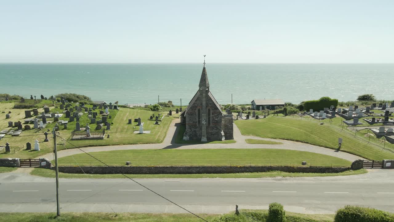 vista aérea de la iglesia de san juan el evangelista y el cementerio de ardamine con el océano en el fondo en courtown, wexford, irlanda