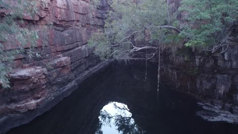 Die-Grotte-Ist-Eine-Herrliche-Schlucht,-Die-Einen-Malerischen-Und-Sicheren-Ort-Zum-Schwimmen-Bietet