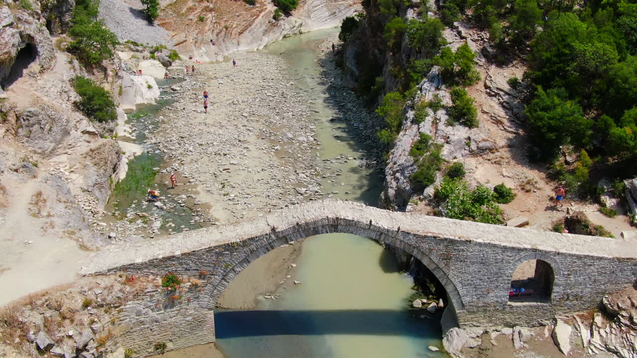 una vista del puente otomano kadiut y las aguas termales de banjat e benjës, que se han convertido en uno de los lugares más fotogénicos del sur de albania.