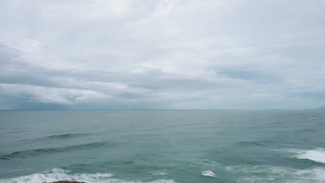 Paisaje-Del-Océano-Y-Fondo-Del-Cielo-Nublado,-Playa-Del-Faro-En-Port-Macquarie,-Australia---Plano-General