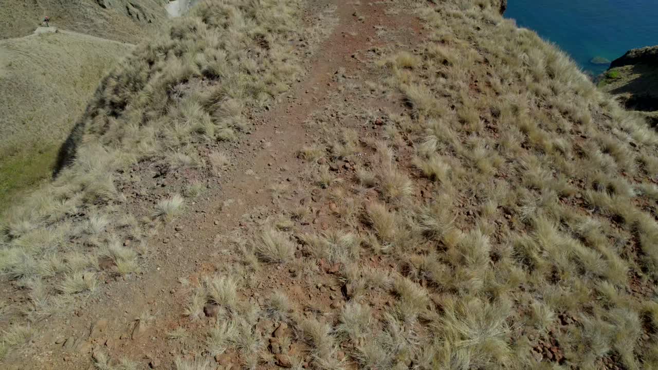 komodo aero de la playa y el arrecife en un día caluroso y soleado
