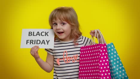 chica feliz sosteniendo bolsas de compras y un letrero de viernes negro