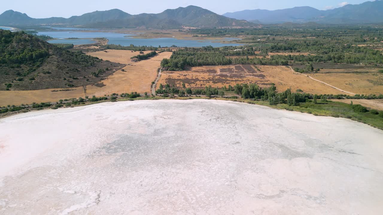 유럽 이탈리아의 건조한 호수 소금 평평