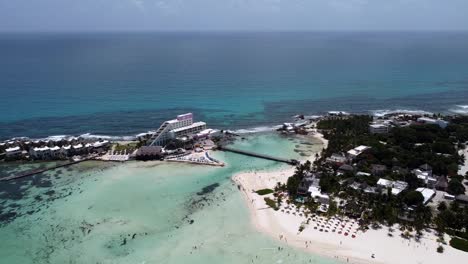 Luftdrohne,-Die-Tagsüber-über-Der-Insel-Isla-Mujeres-In-Quintana-Roo,-Mexiko,-Umkreist