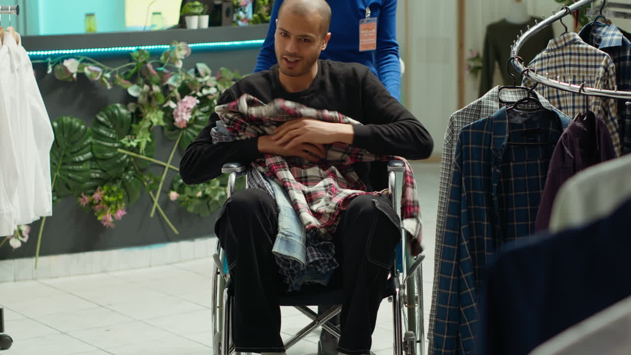 persona en silla de ruedas comprando ropa