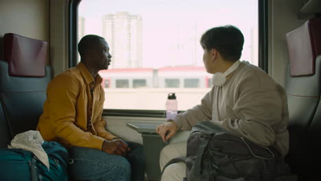 amigos hablando en el tren