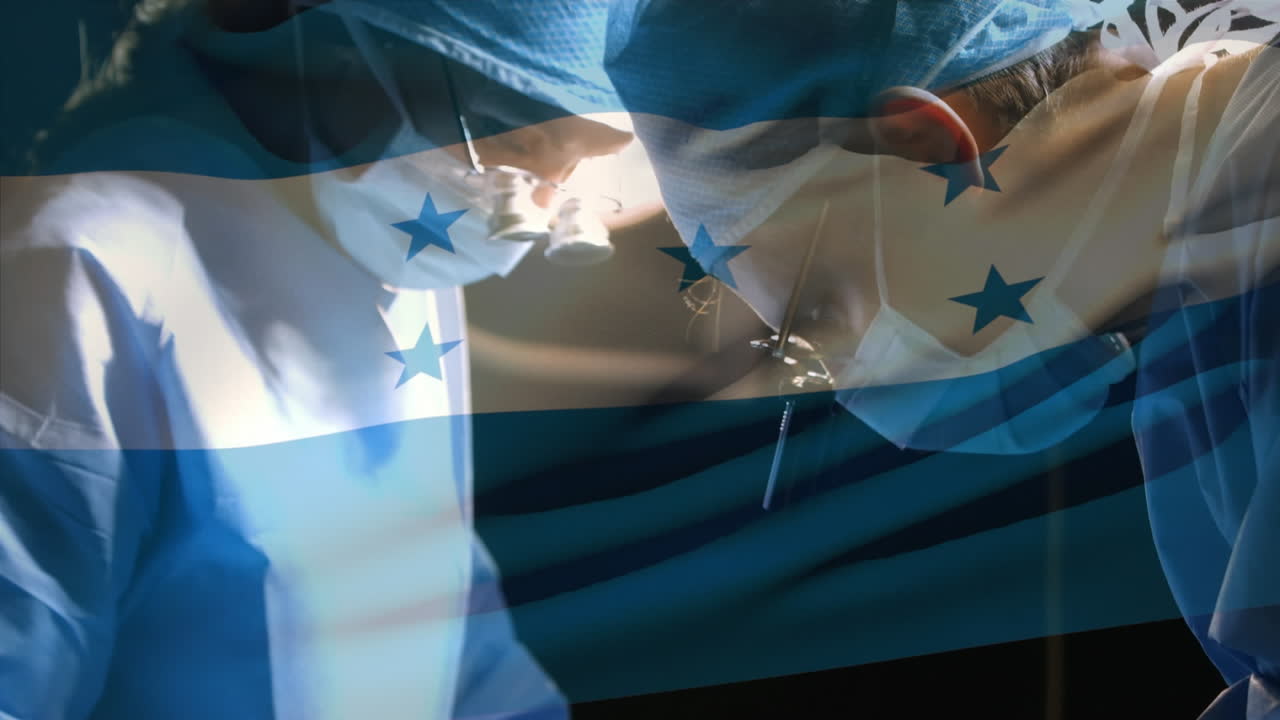 ondeando la bandera de honduras sobre los cirujanos que usan lupas mientras realizan una cirugía en el hospital