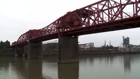 BROADWAY-BRIDGE-IN-PORTLAND-OREGON