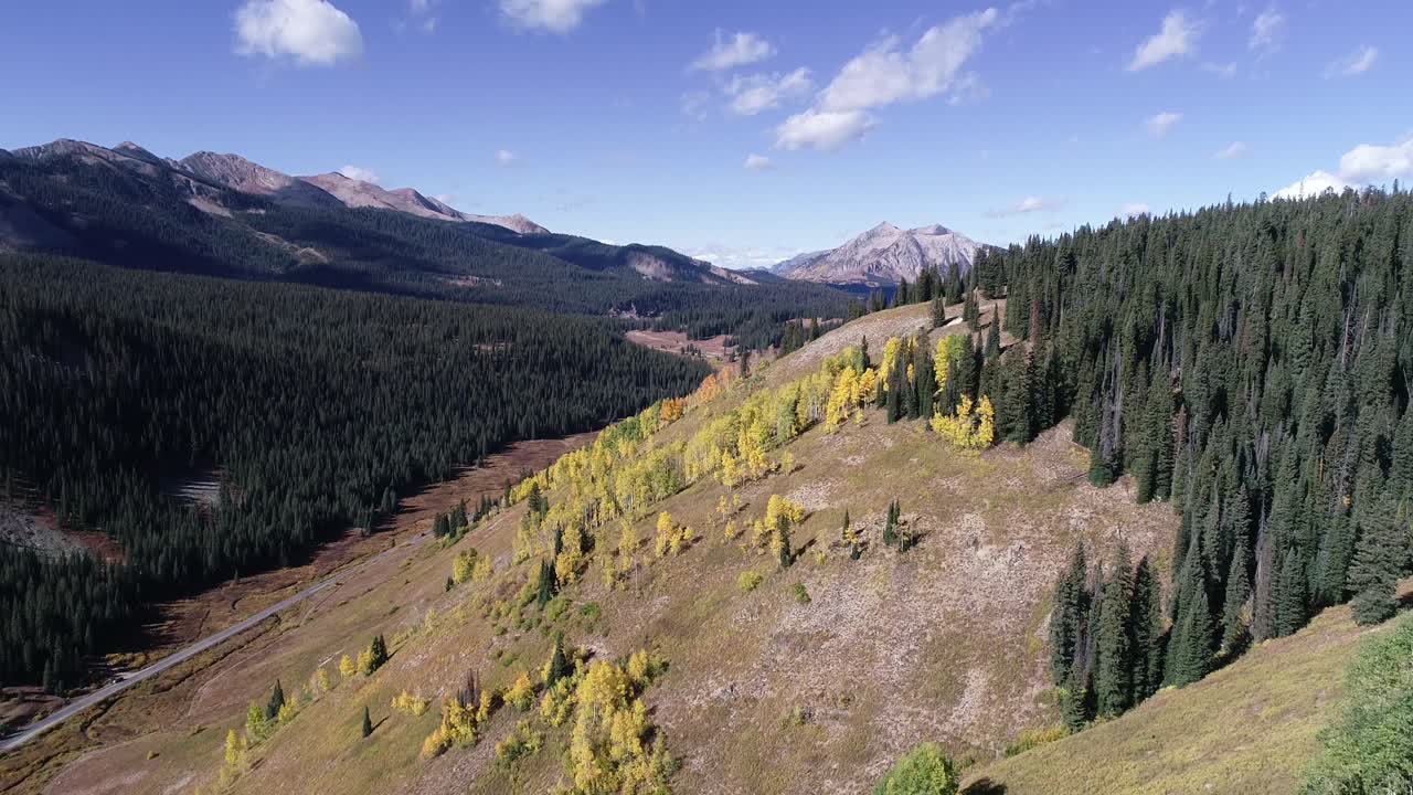 Incredibile panorama del Colorado con cime montuose e pioppi tremuli che cambiano colore in autunno