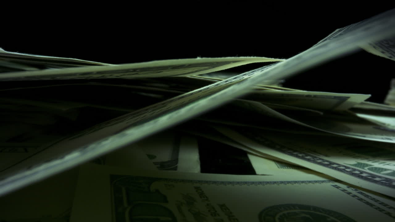 Banconote cartacee da cento dollari statunitensi.