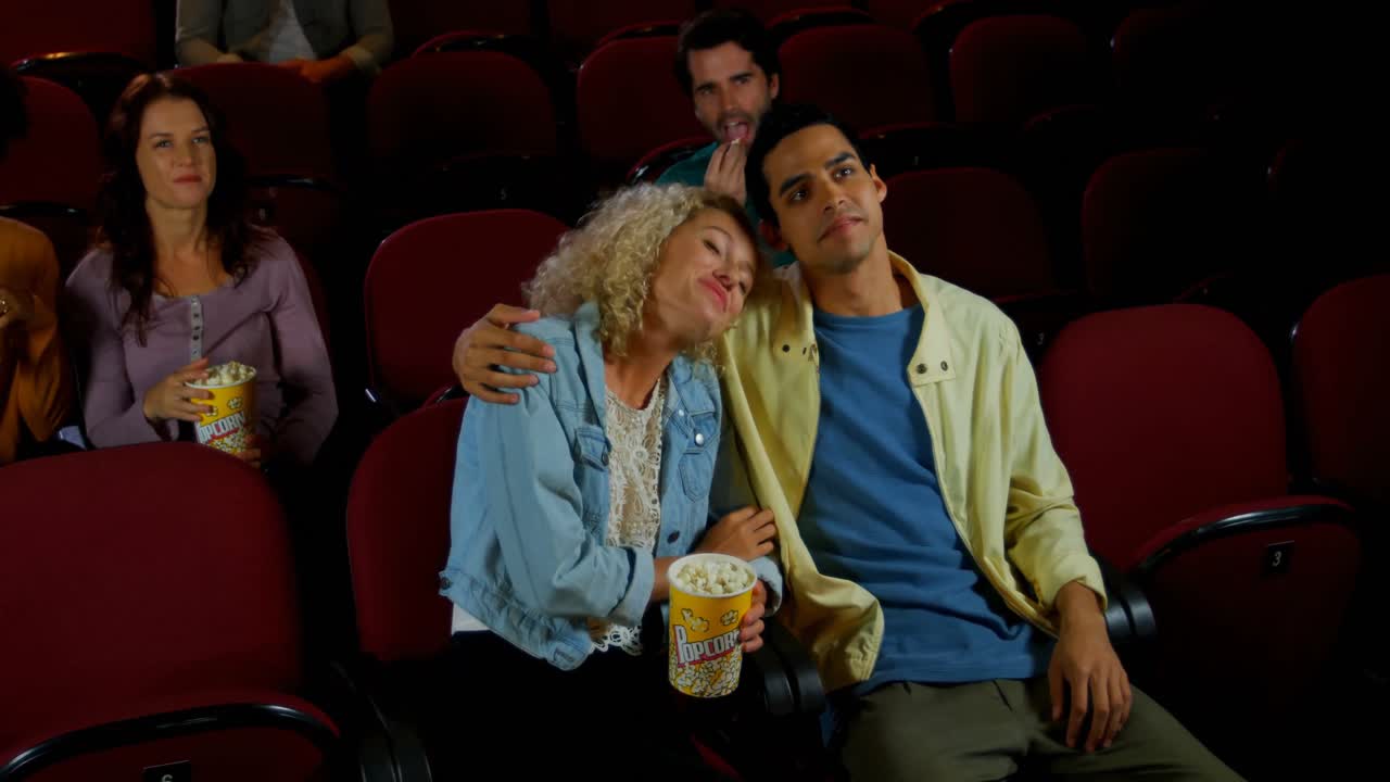 coppia che guarda un film in un cinema 4k