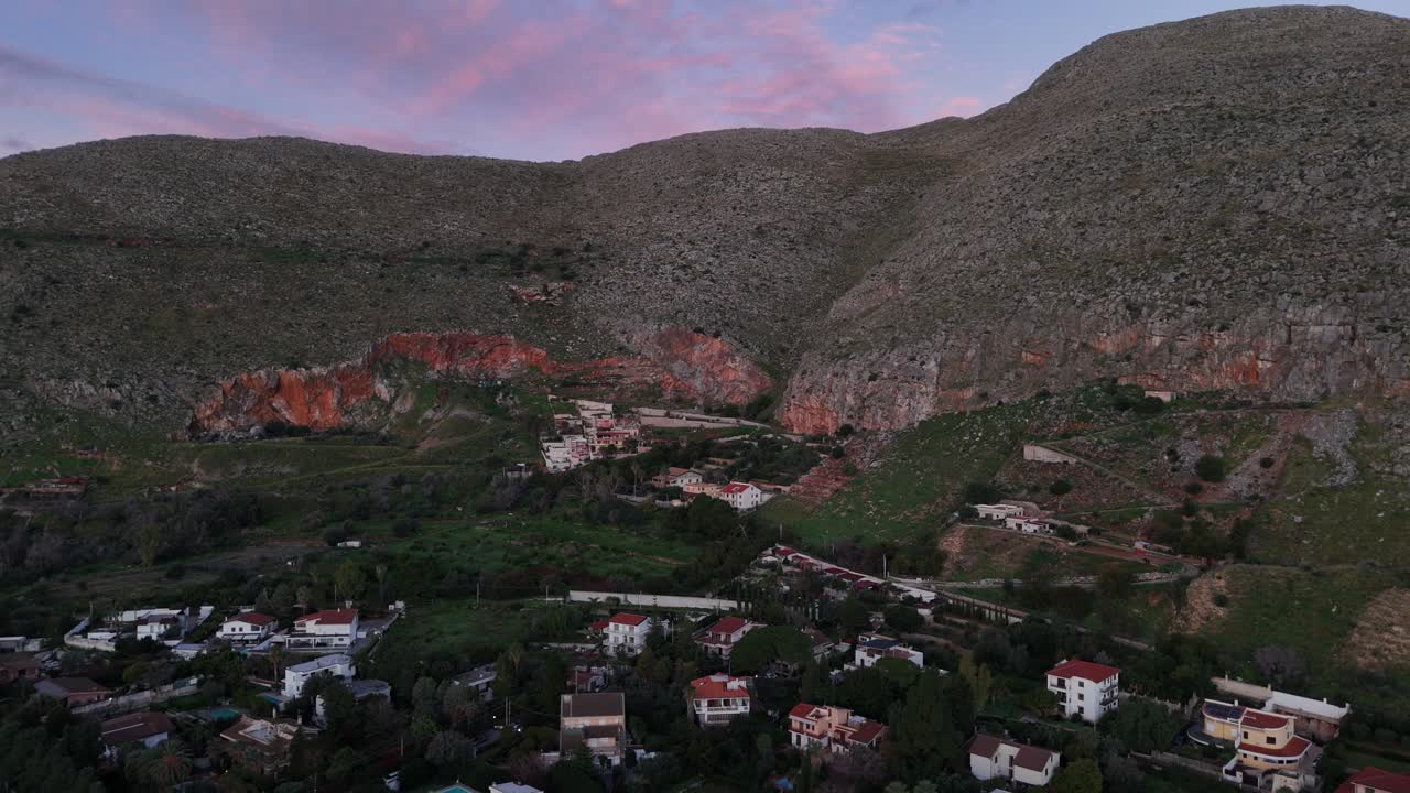 Vista aerea di un tranquillo villaggio collinare al tramonto, pacifico e pittoresco