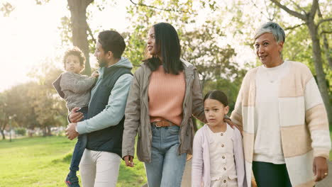 Natur,-Spaziergang-Und-Große-Familie-In-Einem-Outdoor-Park