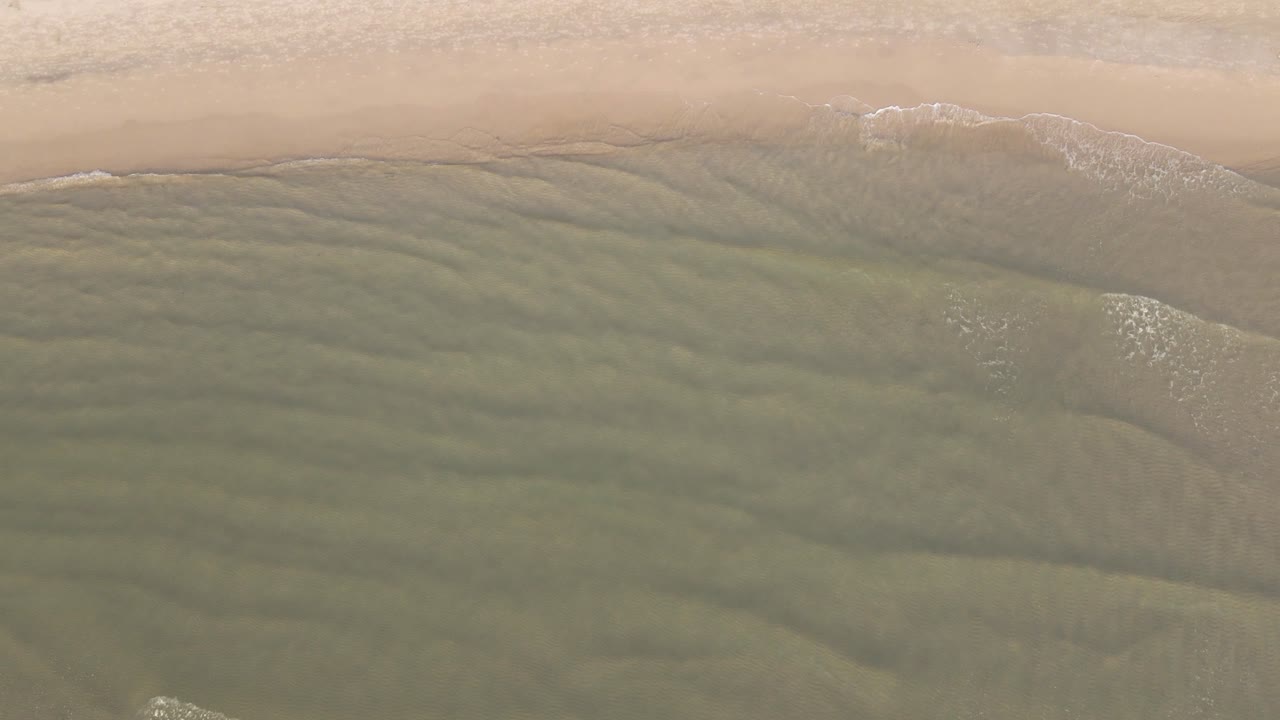 タイの静かな波を見下ろす空からのビーチショット