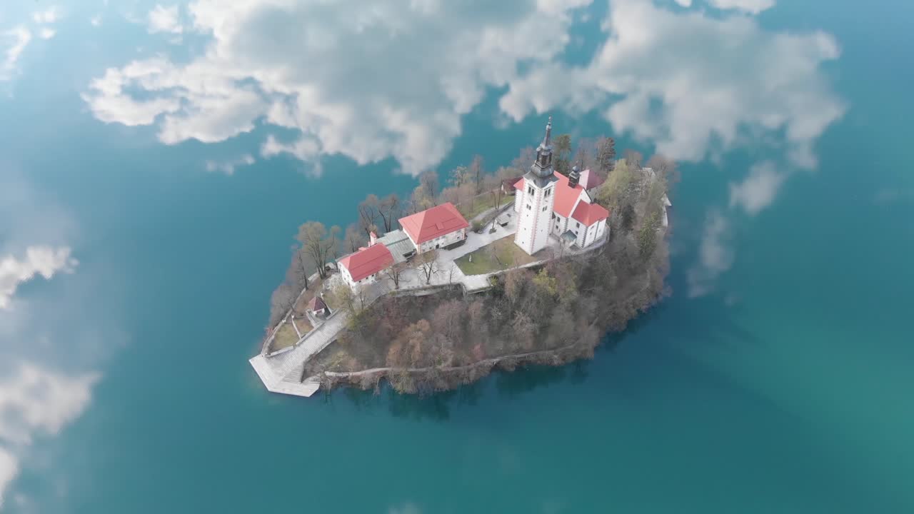 블레드 호수에 있는 섬의 아름다운 전망