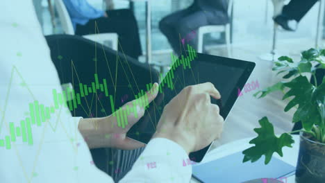 animación del procesamiento de datos financieros sobre un empresario caucásico que usa una tableta