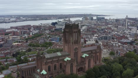 tiro de drone orbitando a catedral de liverpool 04