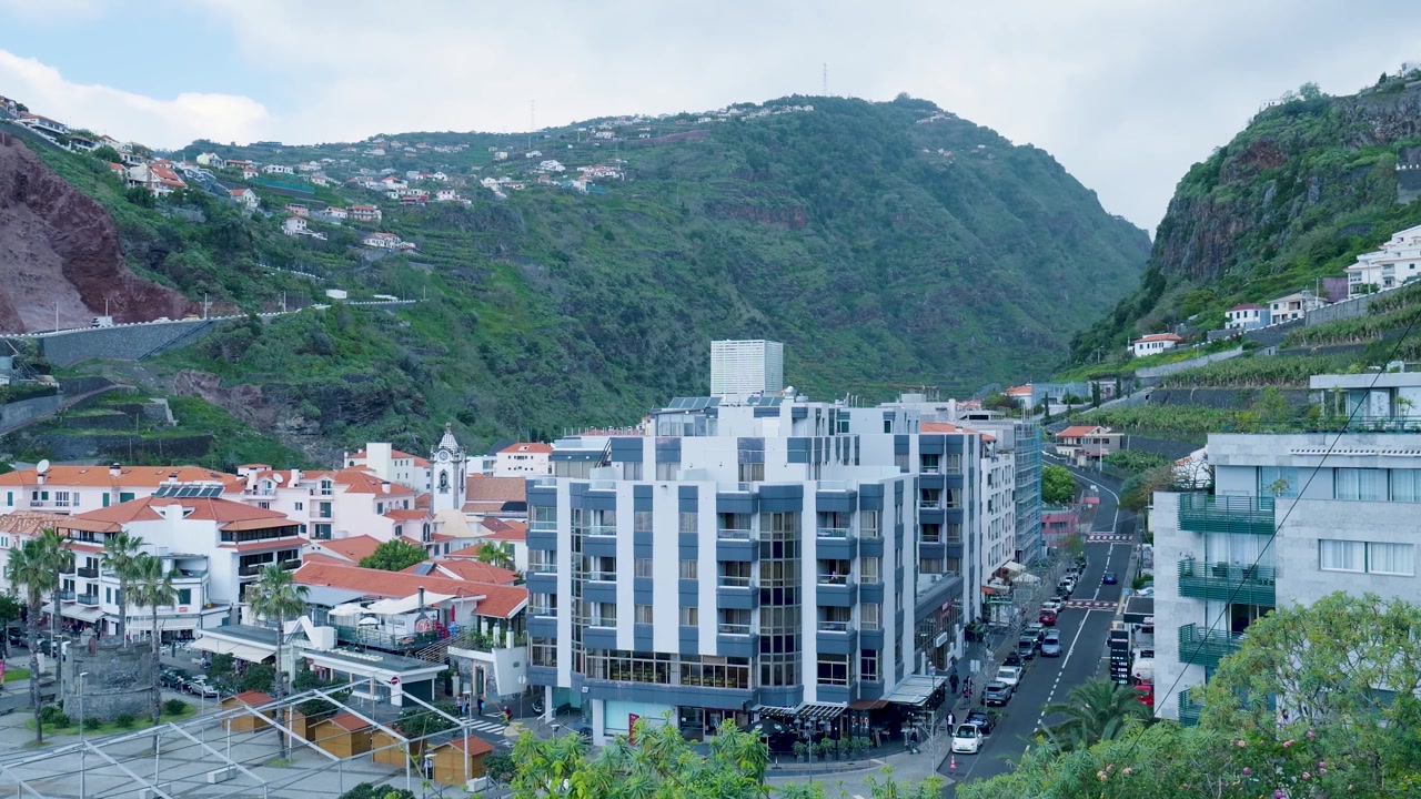 Vista aérea de cidade costeira na Madeira, Portugal