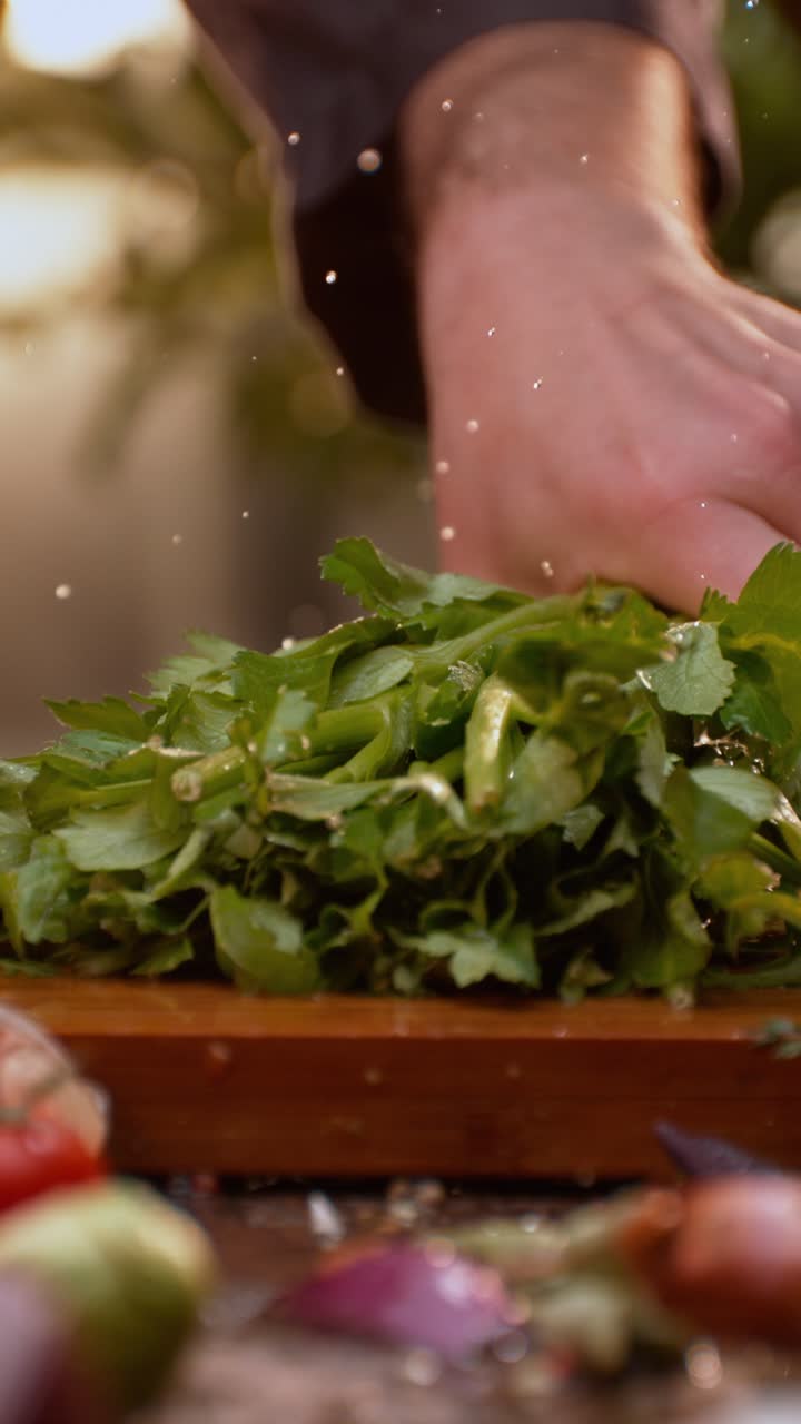 cortar el perejil fresco